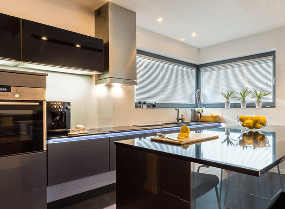 Nowoczesna kuchnia zaprojektowana przez Unikat Meble